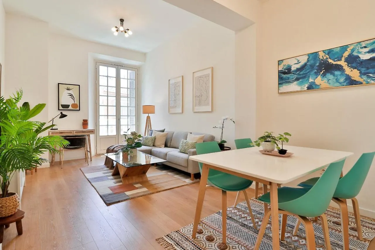 C74 - Marvelous 3 Bedroom Apartment In Historical Málaga